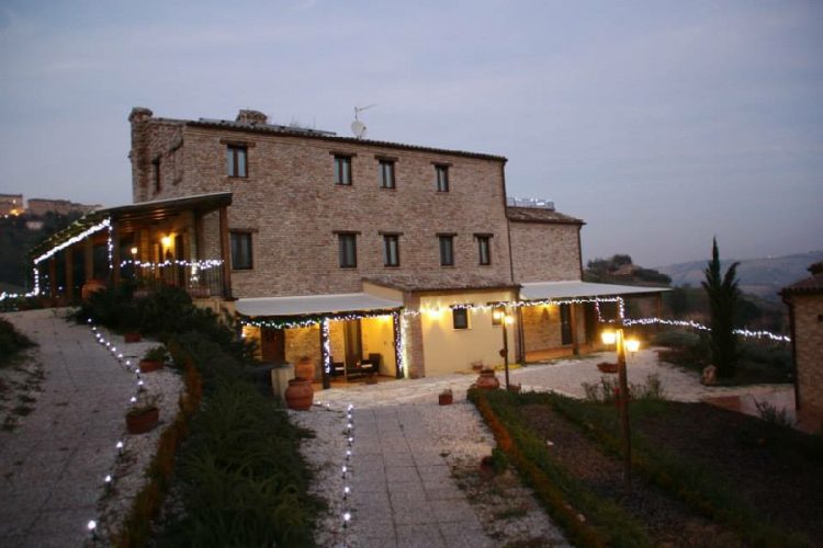 FERMO(MARCHE) SPLENDIDO AGRITURISMO CON 7 ETTARI DI TERRENO E PISCINA