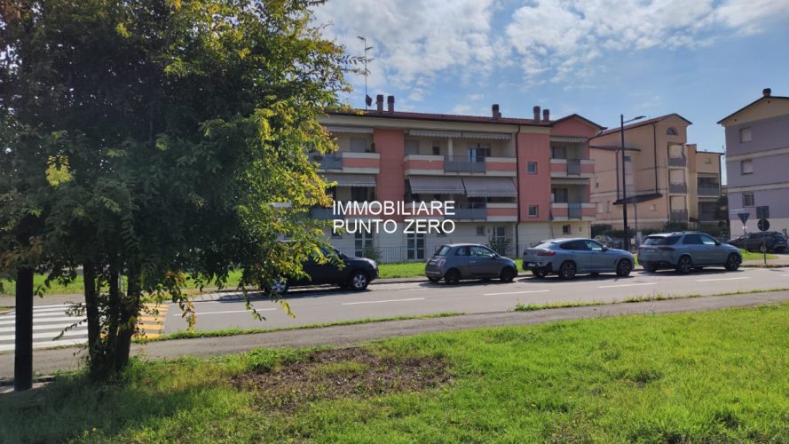 PARMA NORD: RECENTE BILOCALE CON TERRAZZO, DUE CANTINE E GARAGE