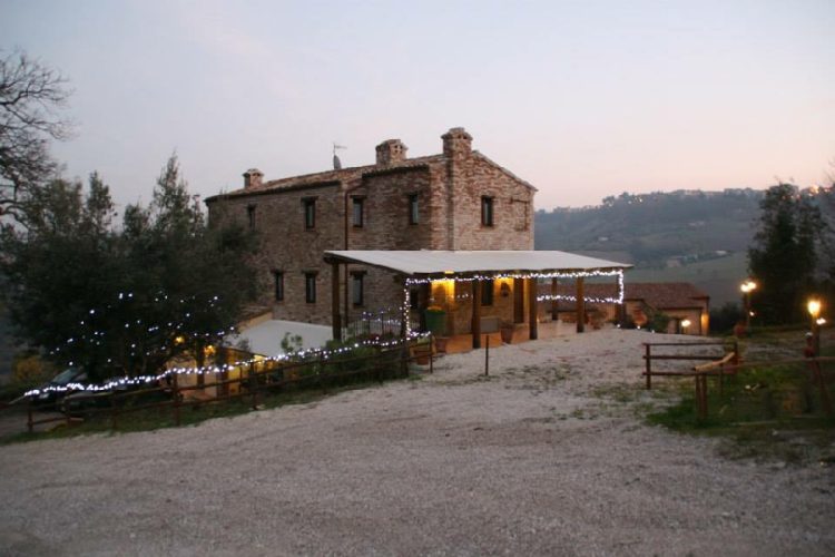 FERMO(MARCHE) SPLENDIDO AGRITURISMO CON 7 ETTARI DI TERRENO E PISCINA