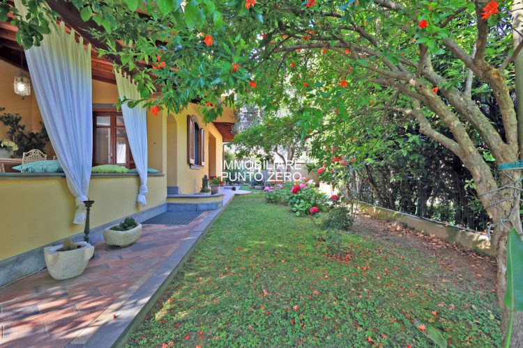 MASSA CARRARA: LUSSUOSA VILLA NEL VERDE