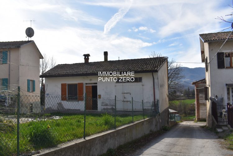 CASA CON STALLA E TERRENI A MOZZANO