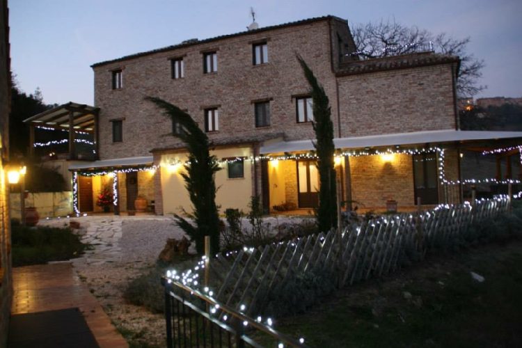 FERMO(MARCHE) SPLENDIDO AGRITURISMO CON 7 ETTARI DI TERRENO E PISCINA