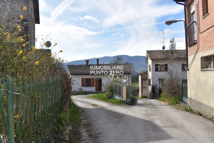 CASA CON STALLA E TERRENI A MOZZANO