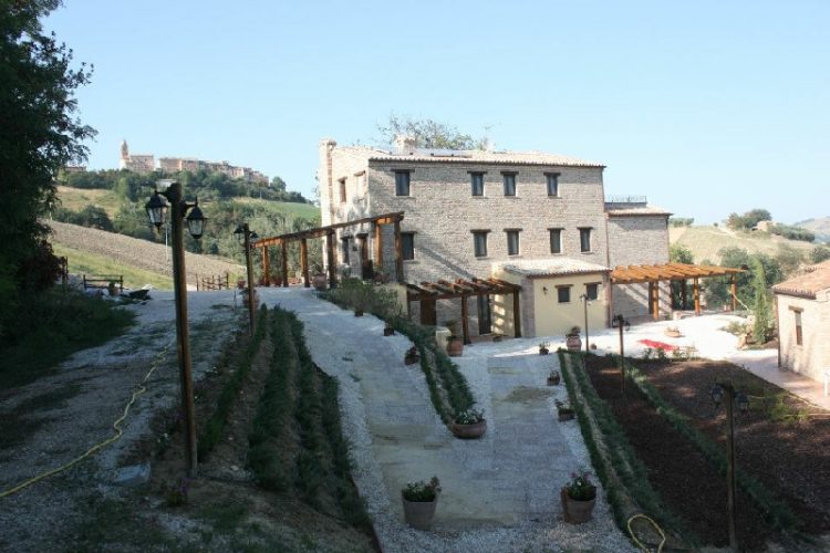 FERMO(MARCHE) SPLENDIDO AGRITURISMO CON 7 ETTARI DI TERRENO E PISCINA