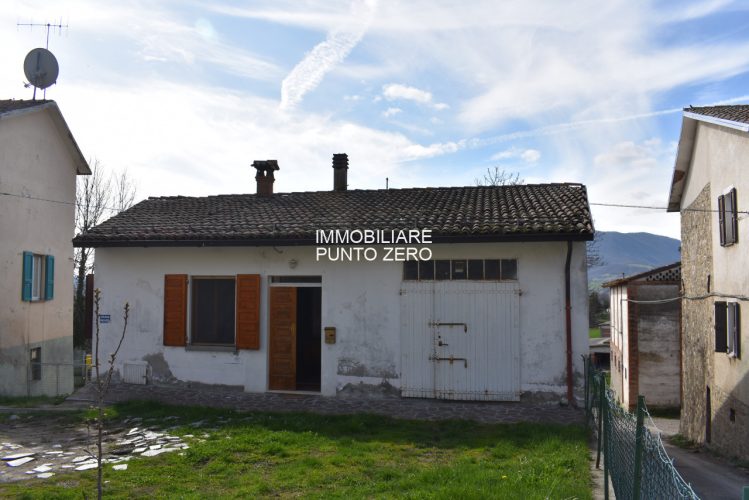 CASA CON STALLA E TERRENI A MOZZANO