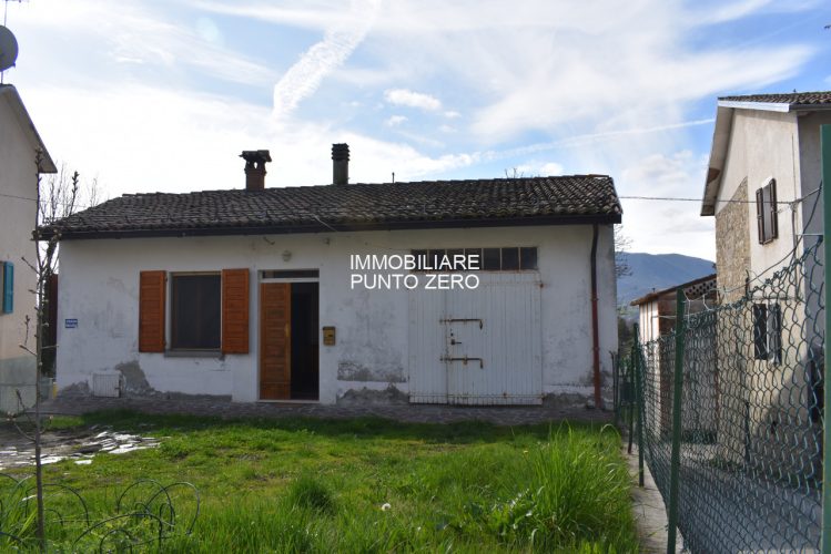 CASA CON STALLA E TERRENI A MOZZANO