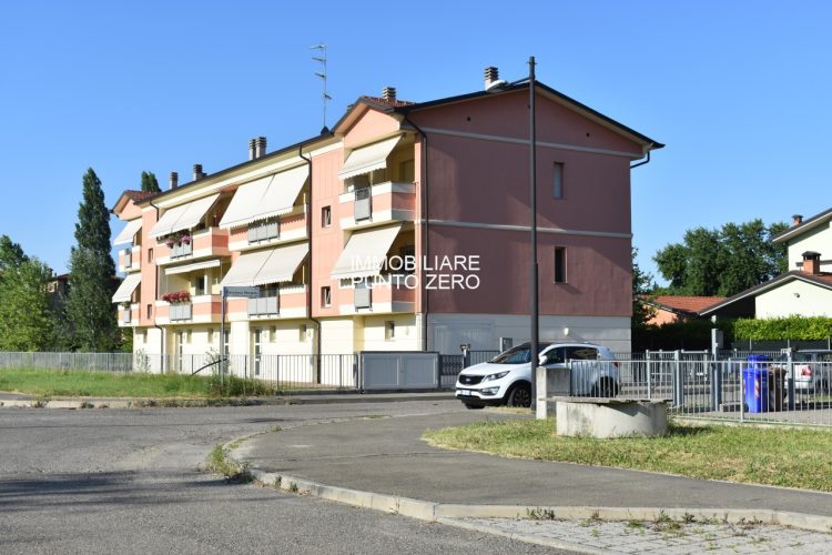 PARMA NORD: RECENTE BILOCALE CON TERRAZZO, DUE CANTINE E GARAGE