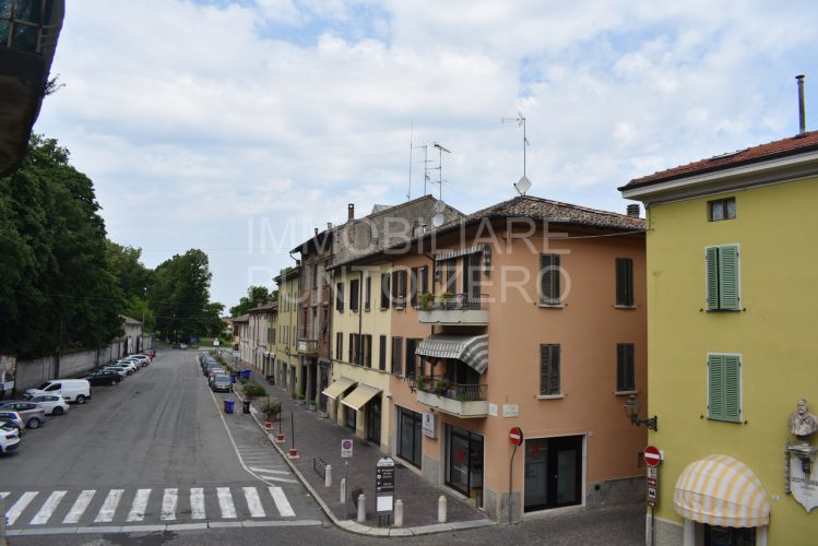 SORAGNA : SPAZIOSO UFFICIO IN CENTRO PAESE