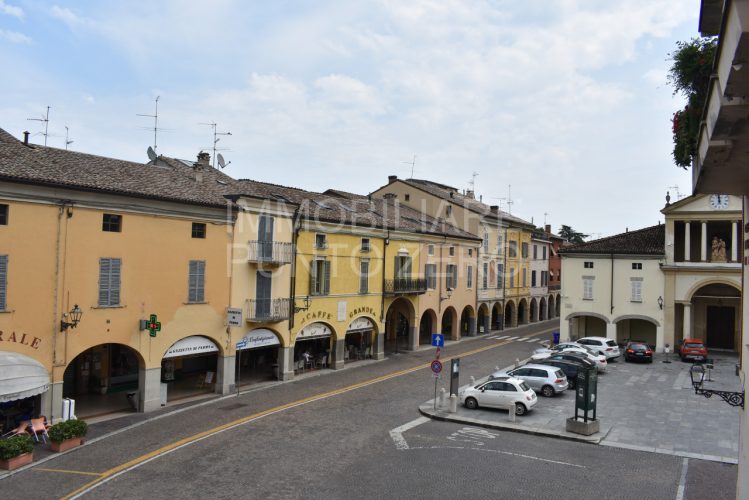 SORAGNA : SPAZIOSO UFFICIO IN CENTRO PAESE