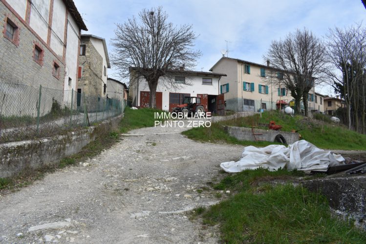 CASA CON STALLA E TERRENI A MOZZANO