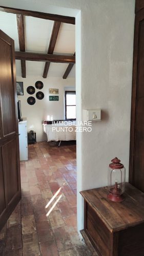 CANOSSA: PORZIONE DI CASA IN BORGO MEDIOEVALE