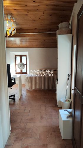 CANOSSA: PORZIONE DI CASA IN BORGO MEDIOEVALE