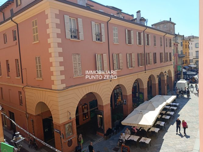 V.ZE PIAZZA GARIBALDI: SIGNORILE QUADRILOCALE RISTRUTTURATO