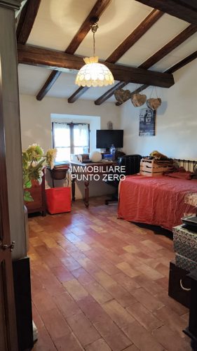 CANOSSA: PORZIONE DI CASA IN BORGO MEDIOEVALE