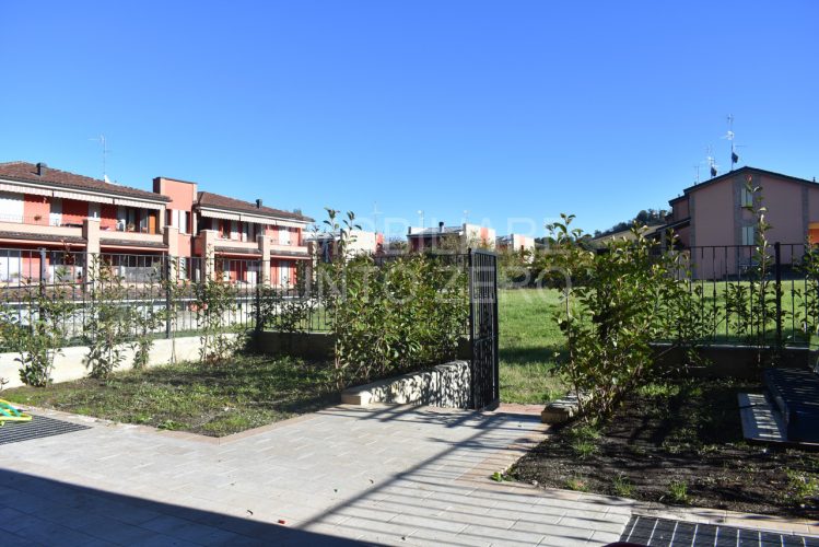 VILLA A SCHIERA CENTRALE A SANTA MARIA DEL PIANO