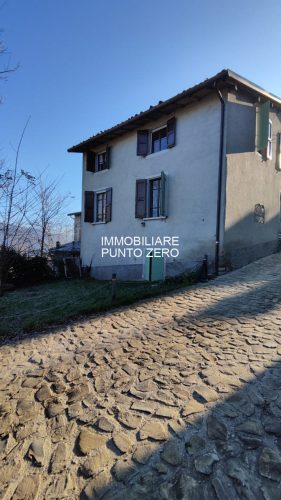 CANOSSA: PORZIONE DI CASA IN BORGO MEDIOEVALE