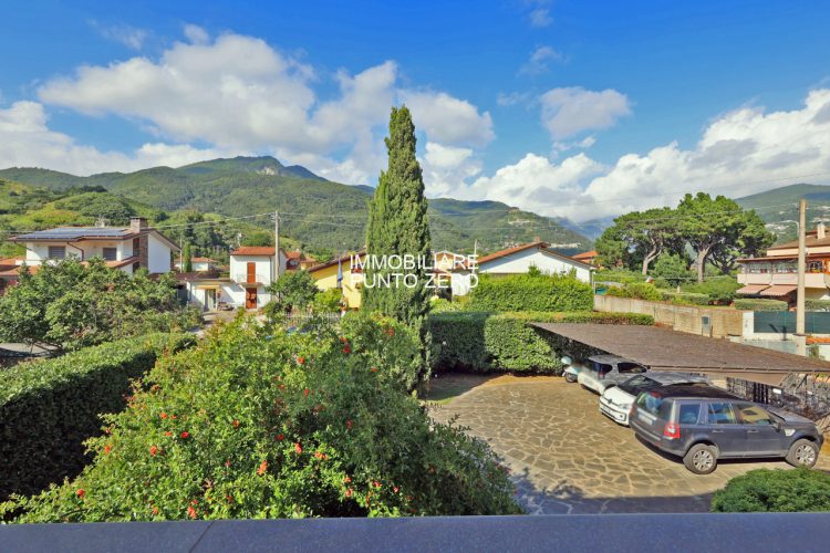 MASSA CARRARA: LUSSUOSA VILLA NEL VERDE