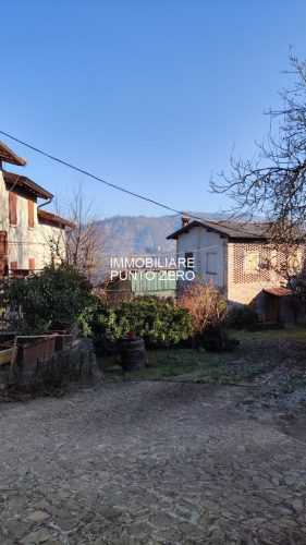 CANOSSA: PORZIONE DI CASA IN BORGO MEDIOEVALE