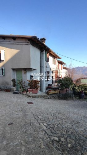 CANOSSA: PORZIONE DI CASA IN BORGO MEDIOEVALE