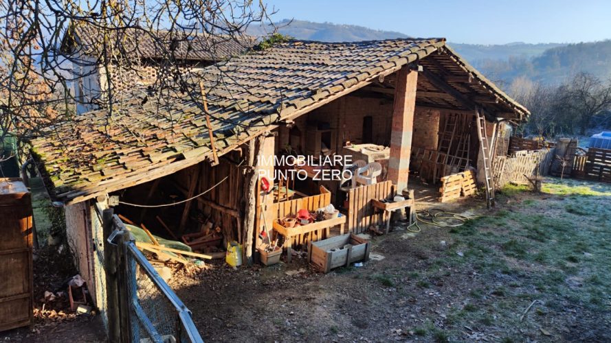 CANOSSA: PORZIONE DI CASA IN BORGO MEDIOEVALE