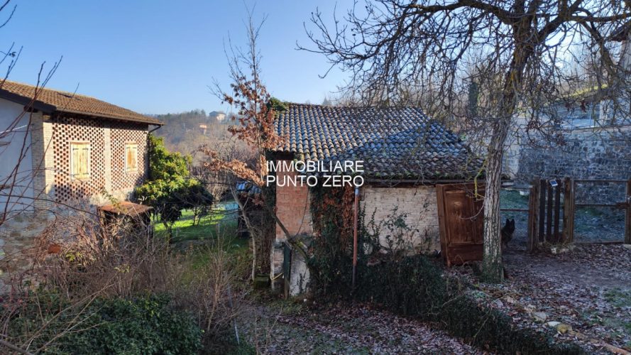 CANOSSA: PORZIONE DI CASA IN BORGO MEDIOEVALE