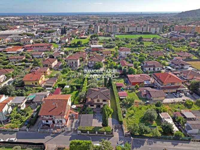 MASSA CARRARA: LUSSUOSA VILLA NEL VERDE