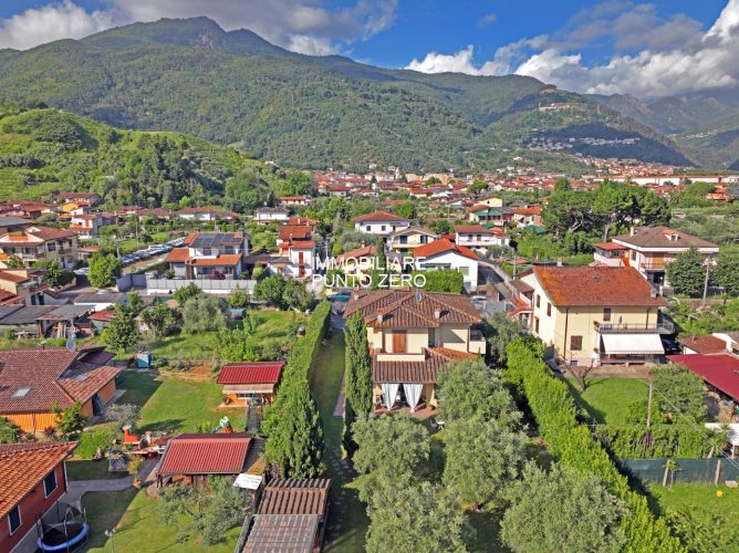 MASSA CARRARA: LUSSUOSA VILLA NEL VERDE