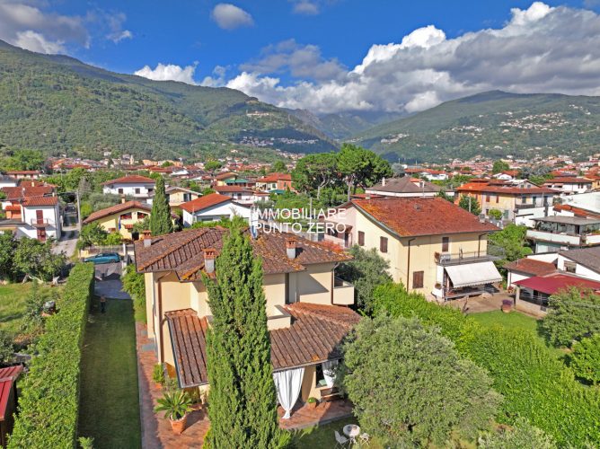 MASSA CARRARA: LUSSUOSA VILLA NEL VERDE