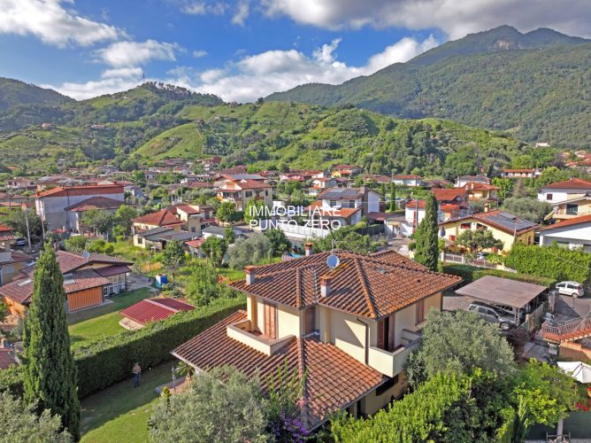 MASSA CARRARA: LUSSUOSA VILLA NEL VERDE