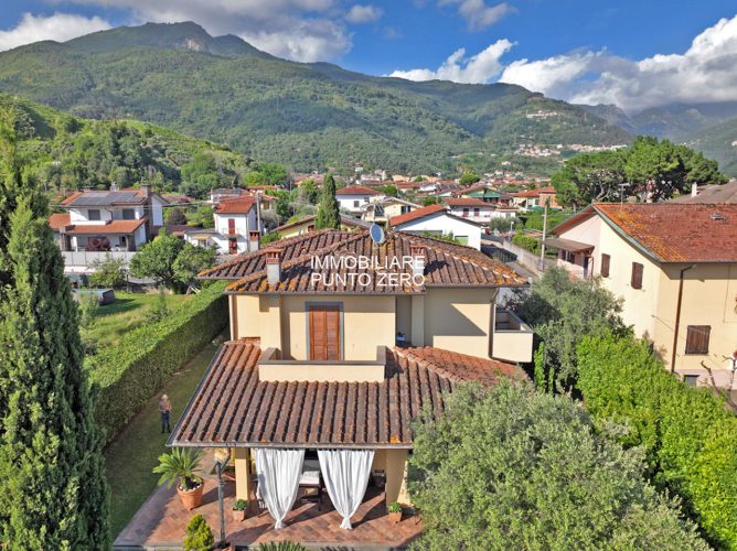 MASSA CARRARA: LUSSUOSA VILLA NEL VERDE